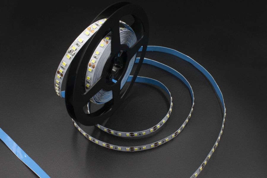 Лед стрічка Skarlat 12В 2835-120 14Вт 2650Лм LED LV 6000K IP20