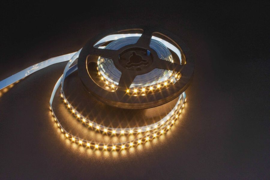 Лед стрічка Skarlat 12В 2835-120 14Вт 2650Лм LED LV 3000K IP44