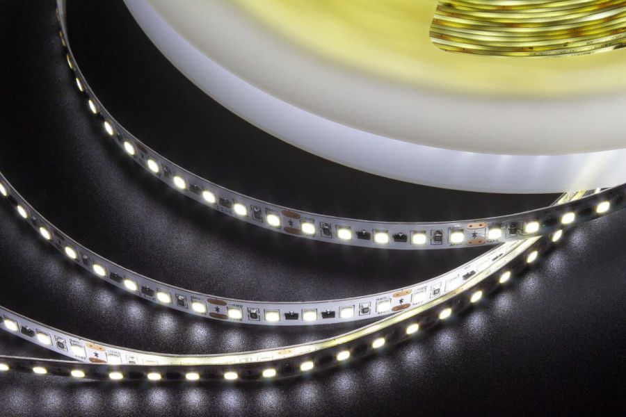 Лед стрічка Skarlat 24В 2835-120 12Вт 3150Лм LED WYJ 6000K IP20