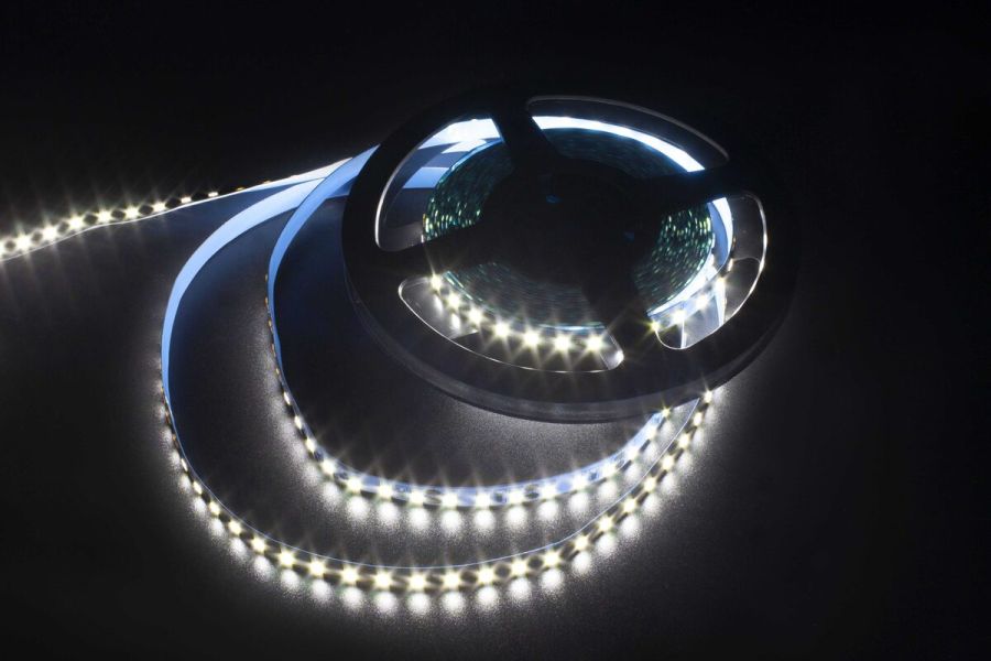 Лед стрічка Skarlat 12В 2835-120 14Вт 2650Лм LED LV 4000K IP44