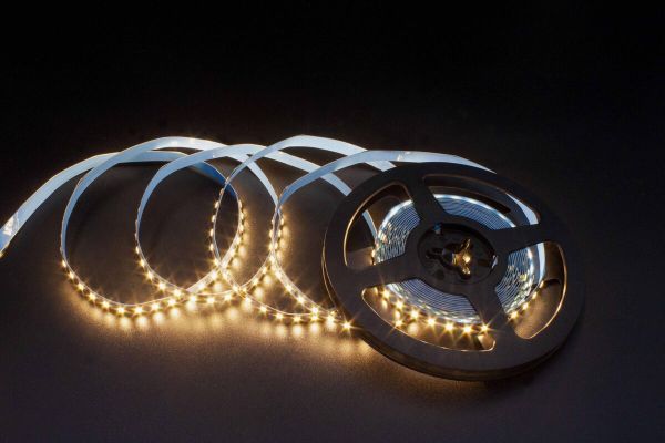 Лед стрічка Skarlat 12В 2835-120 14Вт 2650Лм LED LV 3000K IP20