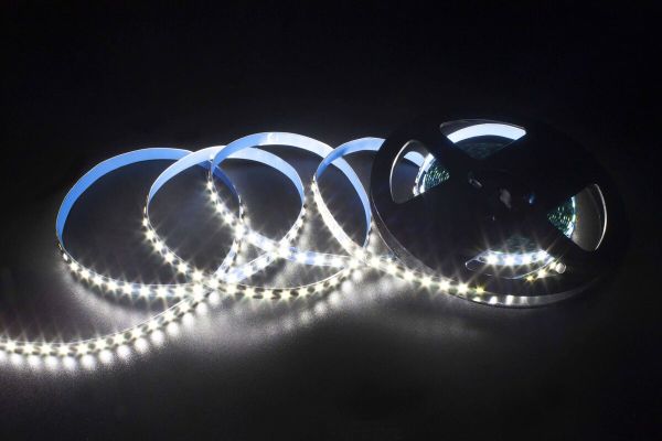 Лед стрічка Skarlat 12В 2835-120 14Вт 2650Лм LED LV 6000K IP20